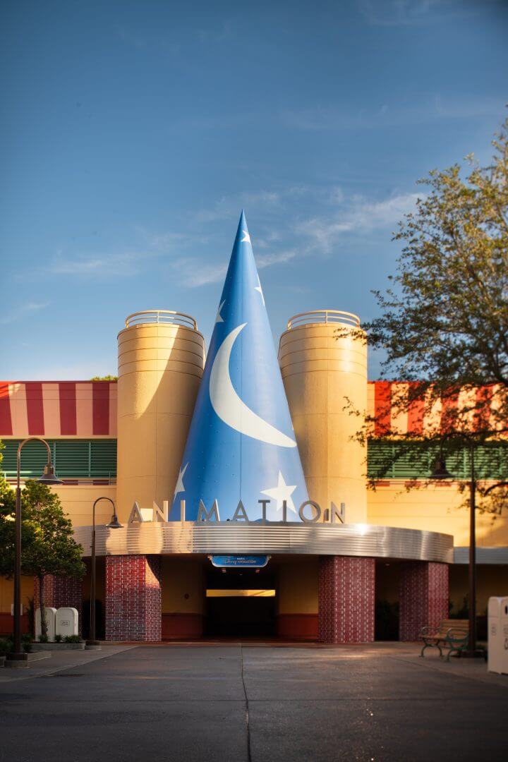 Roy E. Disney Animation Building Das zentrale Gebäude im Bereich Walt Disney Studios: Die Replik des Roy E. Disney Animation Building aus Burbank