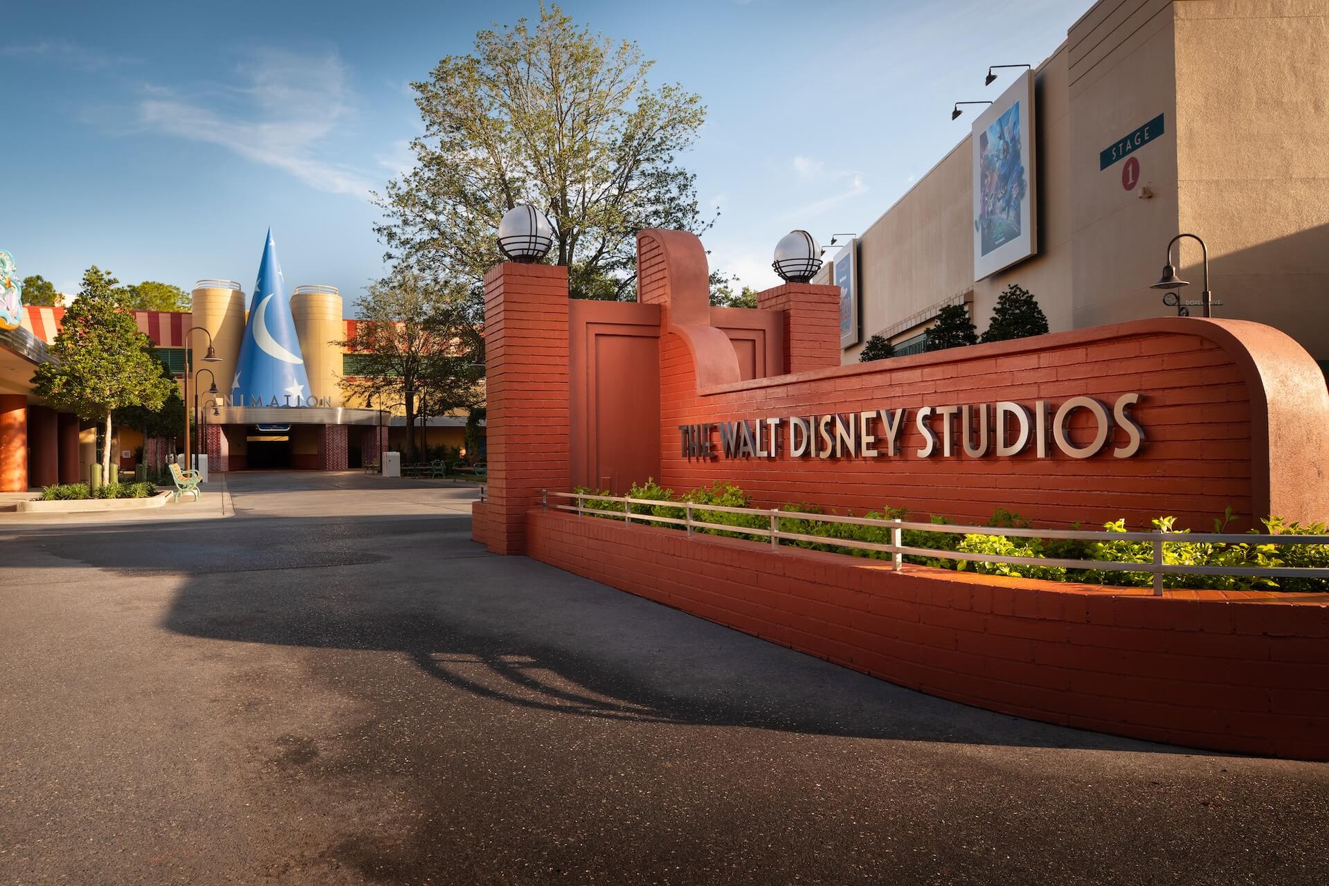 The Walt Disney Studios Eingang des Bereichs The Walt Disney Studios in Walt Disney World, im Hintergrund der markante Sorcerer's Hat