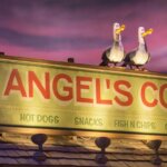 Zwei Möwen auf dem Schild mit der Aufschrift 'Angels Cove' im Einstiegsbereich der Achterbahn Crush's Coaster
