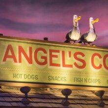 Zwei Möwen auf dem Schild mit der Aufschrift 'Angels Cove' im Einstiegsbereich der Achterbahn Crush's Coaster
