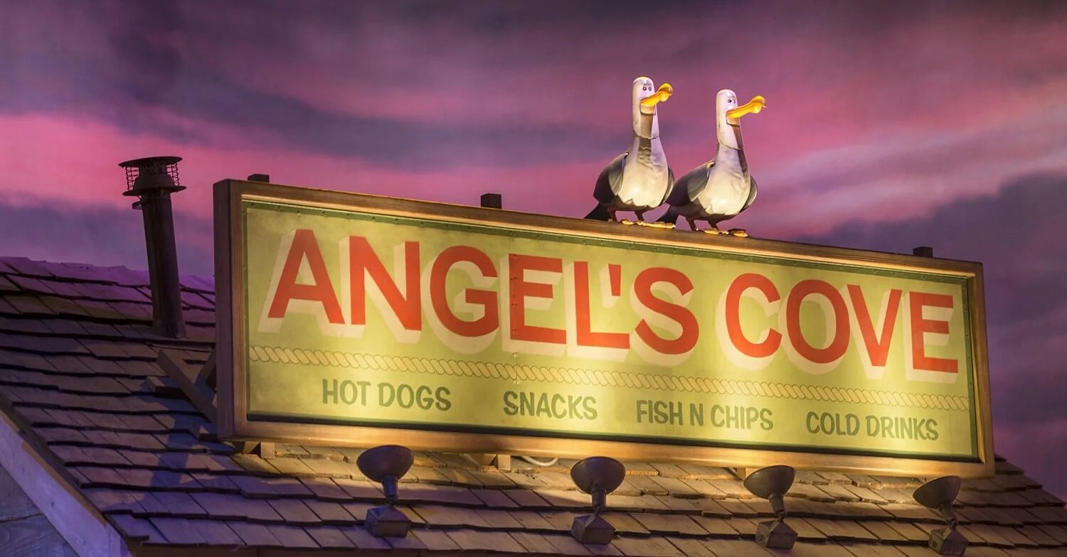 Zwei Möwen auf dem Schild mit der Aufschrift 'Angels Cove' im Einstiegsbereich der Achterbahn Crush's Coaster