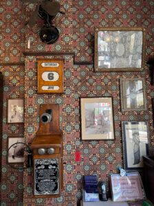 Kalender und Telefon in Dapper Dan's Hair Cuts