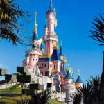 Sleeping Beauty Castle in Disneyland Paris bei großer Hitze