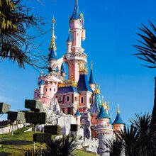 Sleeping Beauty Castle in Disneyland Paris bei großer Hitze