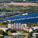 Solarpanele auf dem Hauptparkplatz von Disneyland Paris, davor das Disney Hotel New York- The Art of Marvel