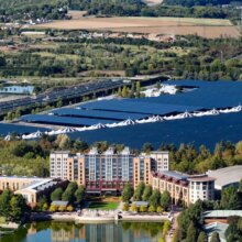 Solarpanele auf dem Hauptparkplatz von Disneyland Paris, davor das Disney Hotel New York- The Art of Marvel