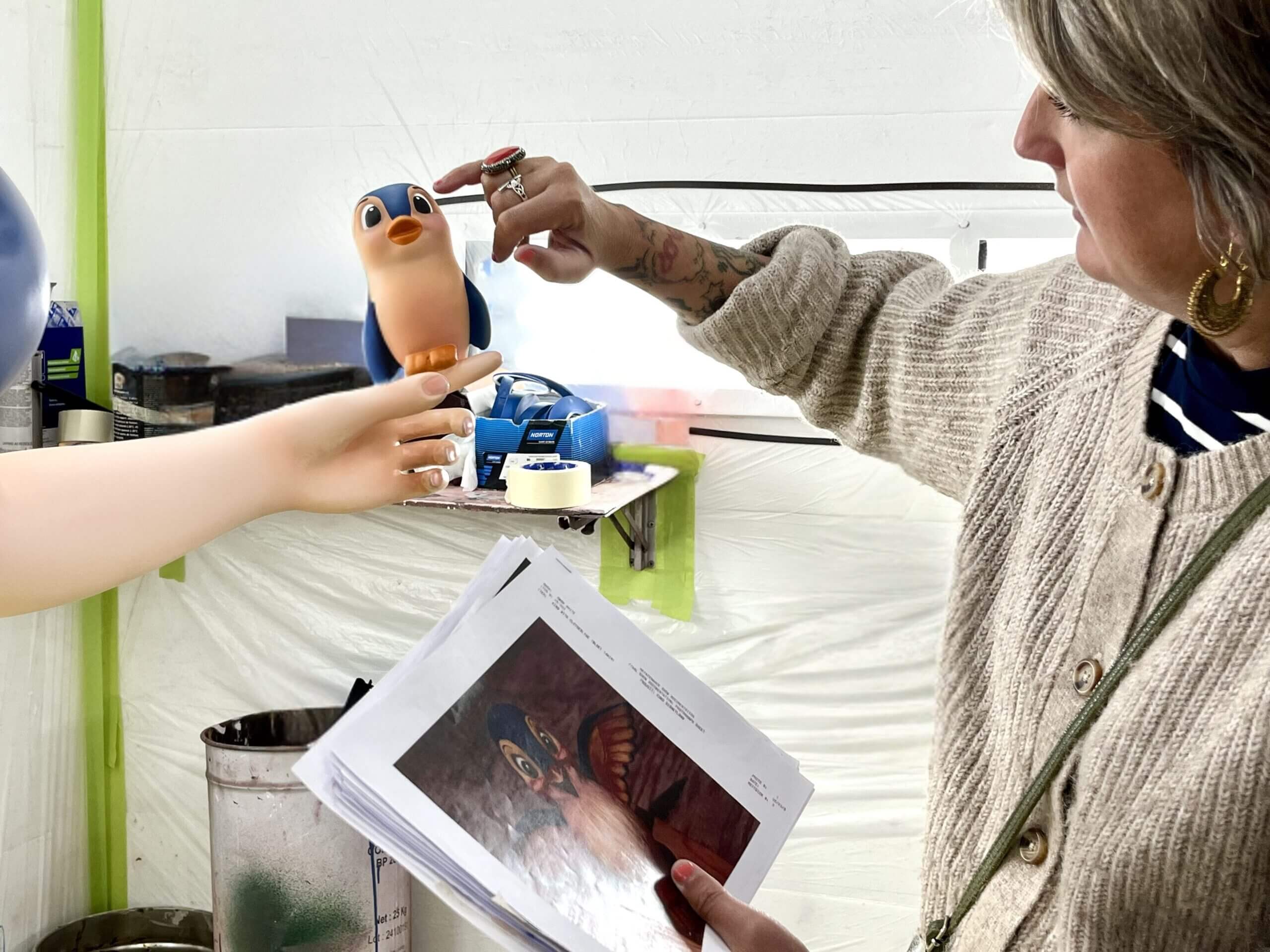 Frisch bemalte Figuren der sieben Zwerge nach der Auffrischung in den Central Workshops