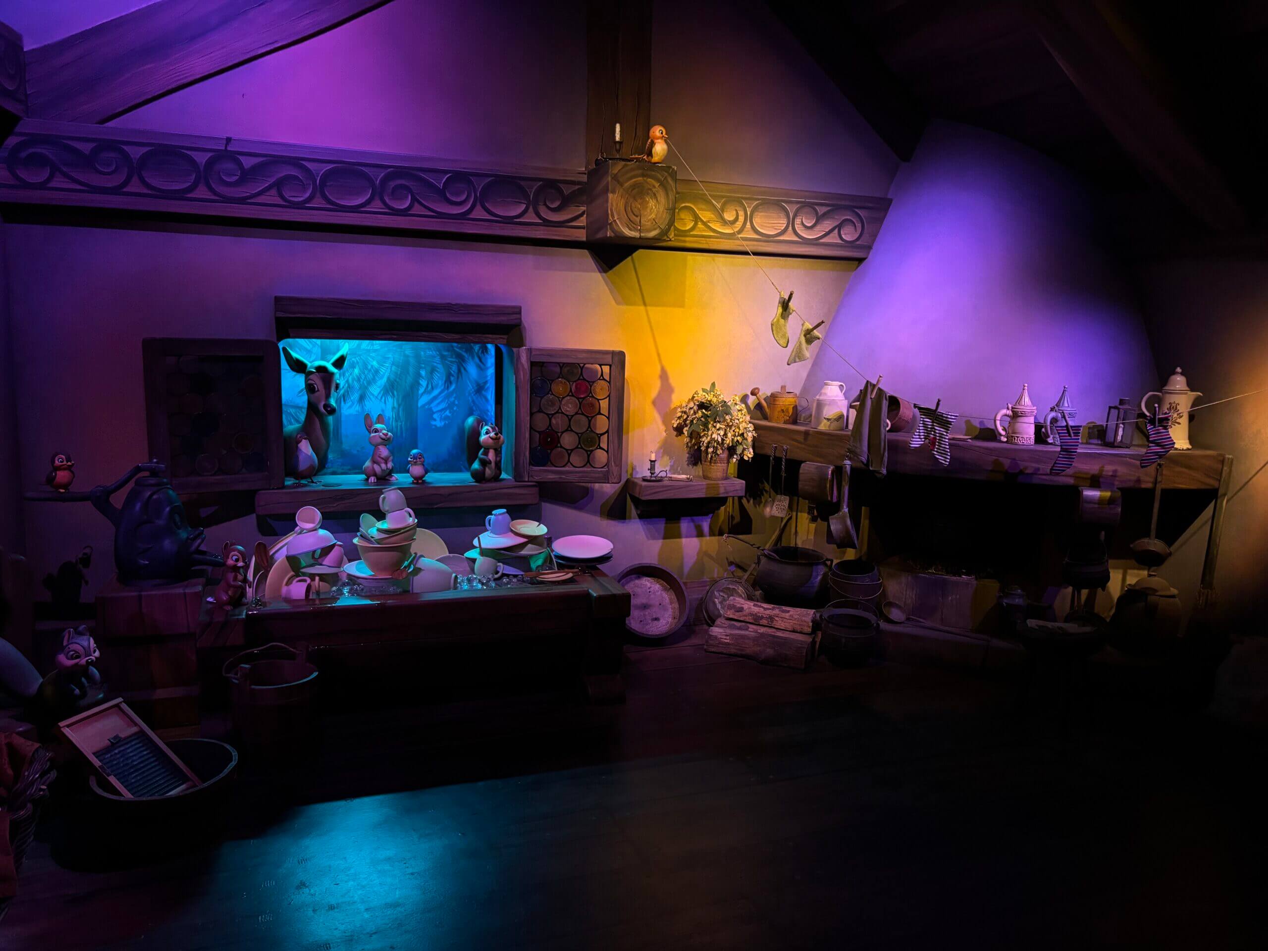 Renoviertes Interieur der Attraktion Blanche-Neige et les Sept Nains in Fantasyland