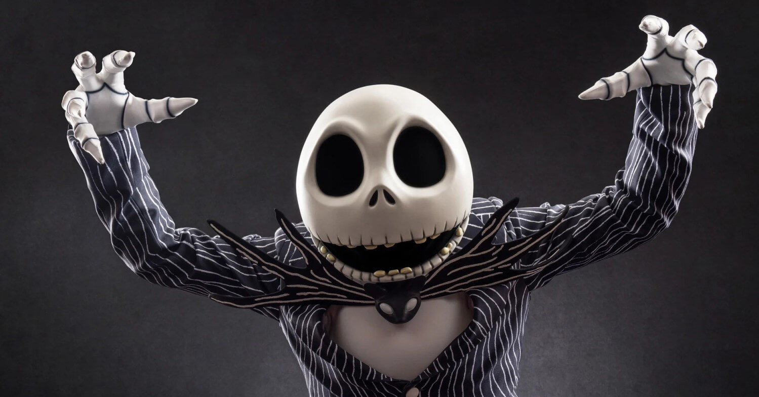 Jack Skellington mit erhobenen Armen kommt auf den Betrachter zu