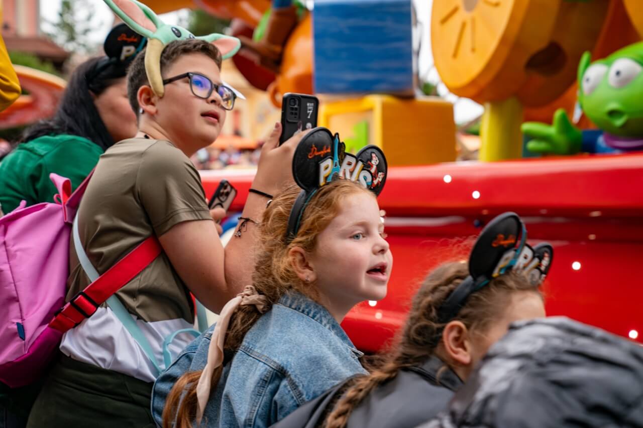 Kinder mit gespendeten Fundsachen freuen sich und winken in der Parade