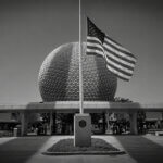 Die US-Flagge auf Halbmast in Epcot am 11.9.2021 - über die Szenerie fallen die Schatten der Türme des World Trade Centers