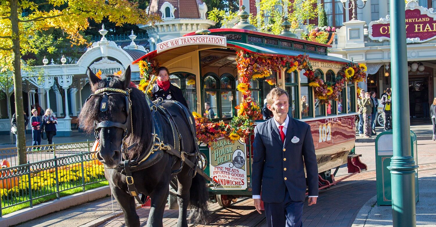 Horsedrawn Streetcar mit einem schwarzen Pferd im Disneyland Park