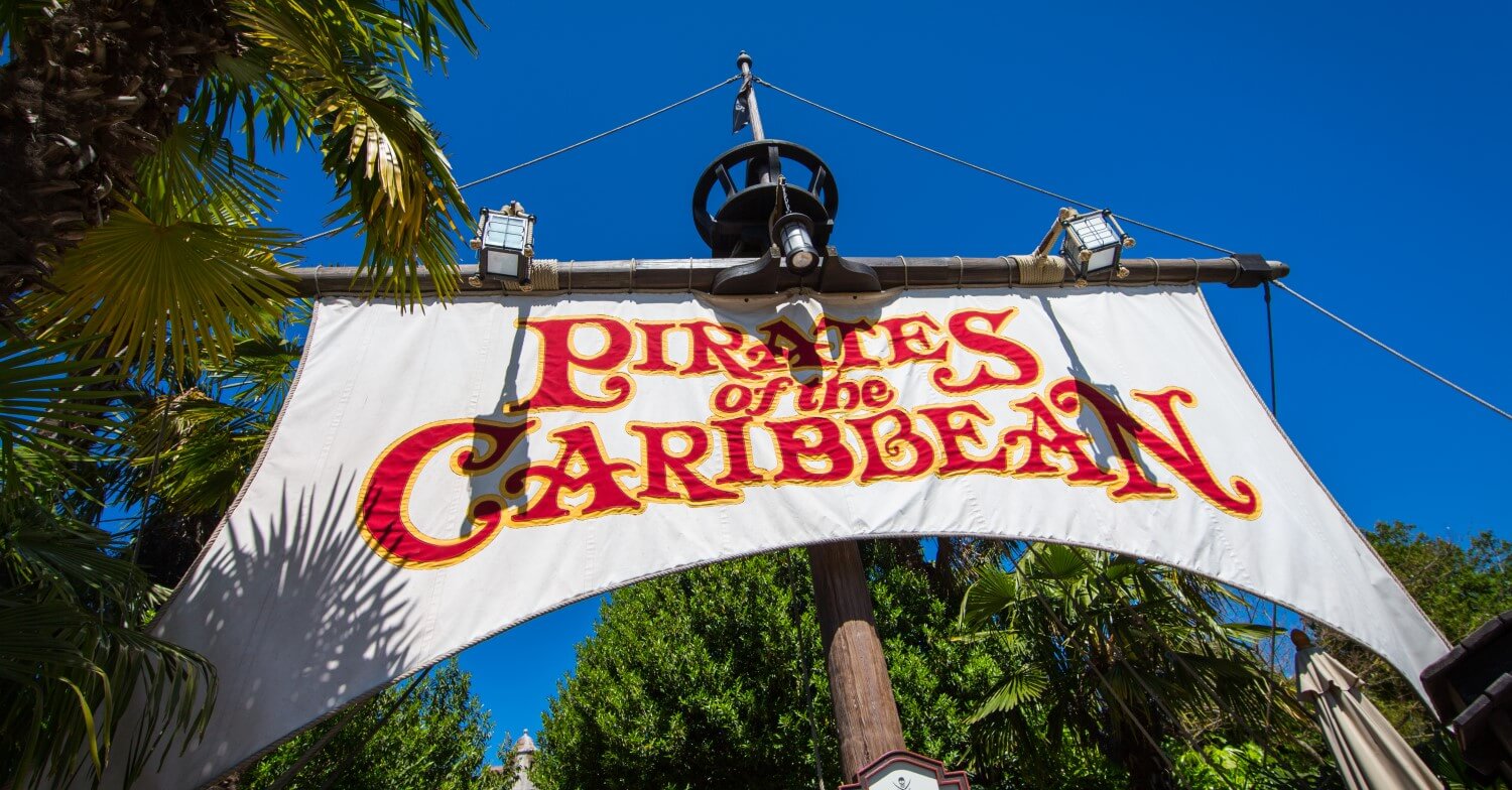 Weißes Segel mit roter Aufschrift Pirates of the Caribbean