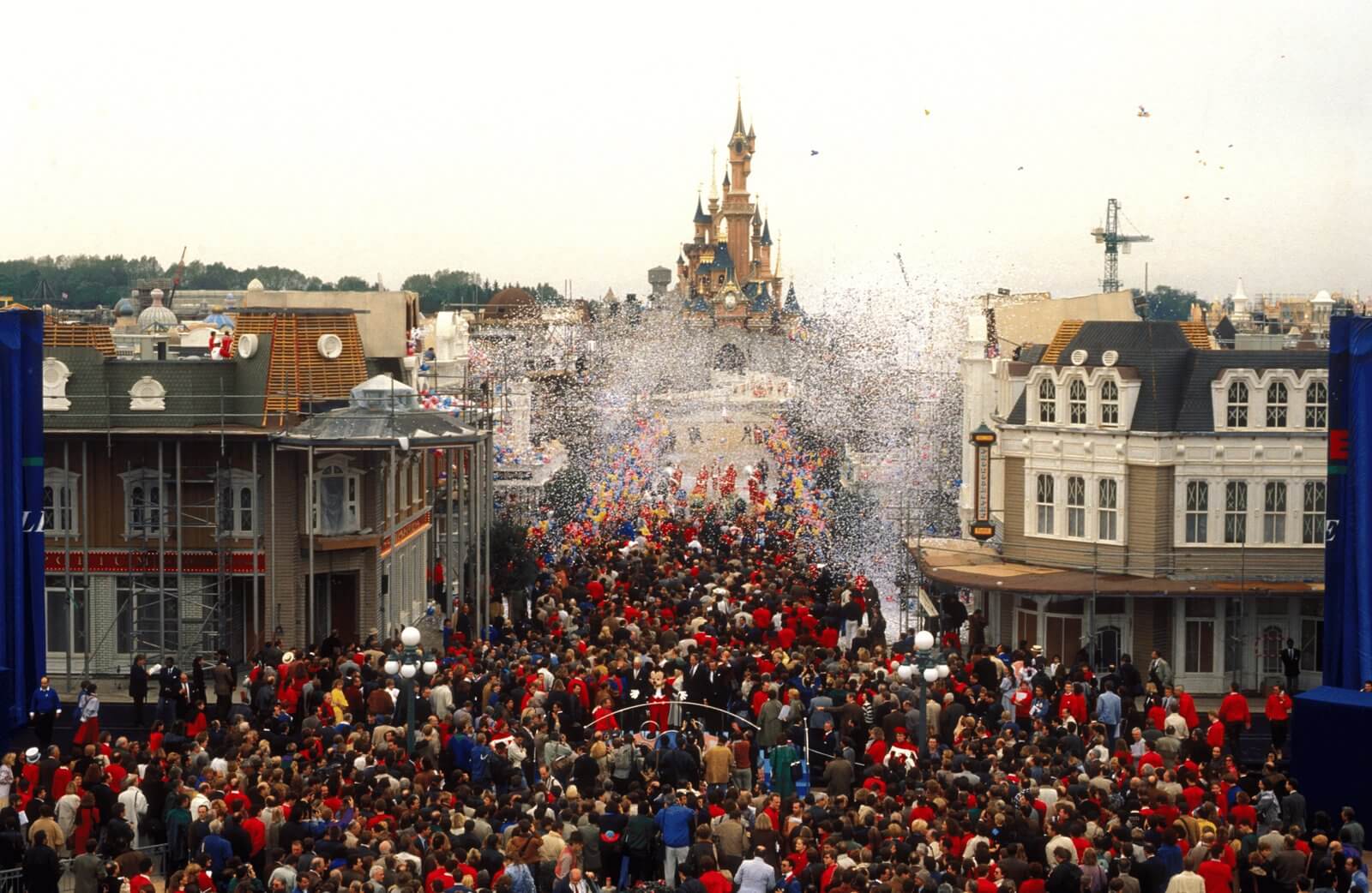 Menschenmenge auf der Main Street U.S.A. bei der Veranstaltung Rendez-Vous au Château 1991, im Hintergrund das Dornröschenschloss