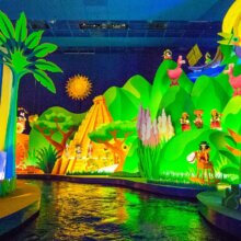 Farbenfrohe Szene mit singenden Figuren aus der Attraktion It's a Small World