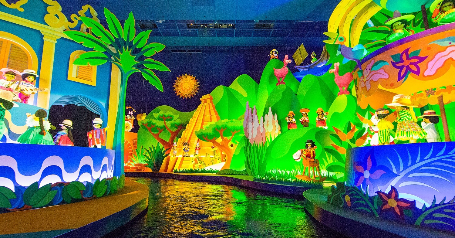Farbenfrohe Szene mit singenden Figuren aus der Attraktion It's a Small World