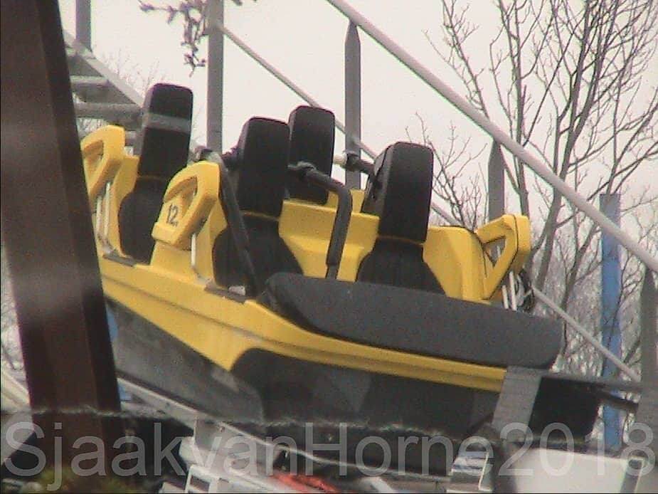 Rollercoaster gelbes Fahrzeug