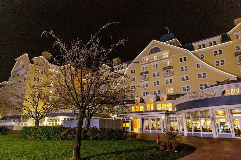 Disney's Newport Bay Club - Hotel with maritime ambience in Disneyland
