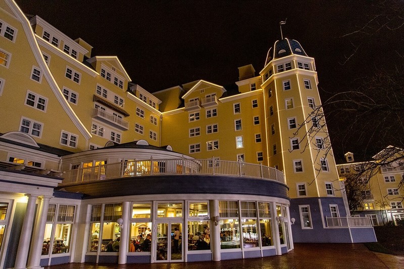 Disney's Newport Bay Club - Hotel with maritime ambience in Disneyland