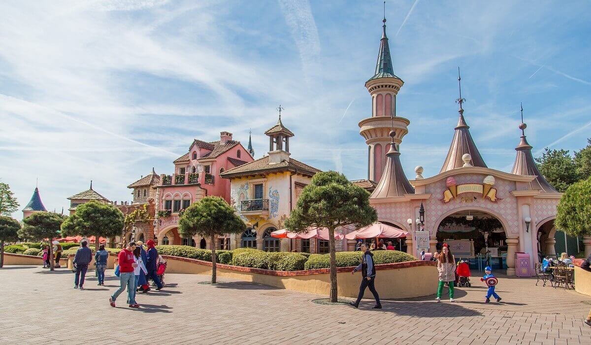 Disneyland Paris - Fantasyland — Part 1 — Castle Courtyard and Carousel 