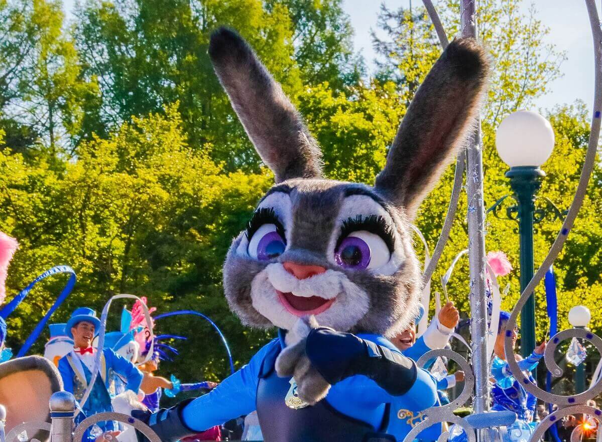 Das Kaninchen Judy Hopps in ihrer Polizeiuniform bei der Geburtstagsshow zum 25. Jubiläum von Disneyland Paris
