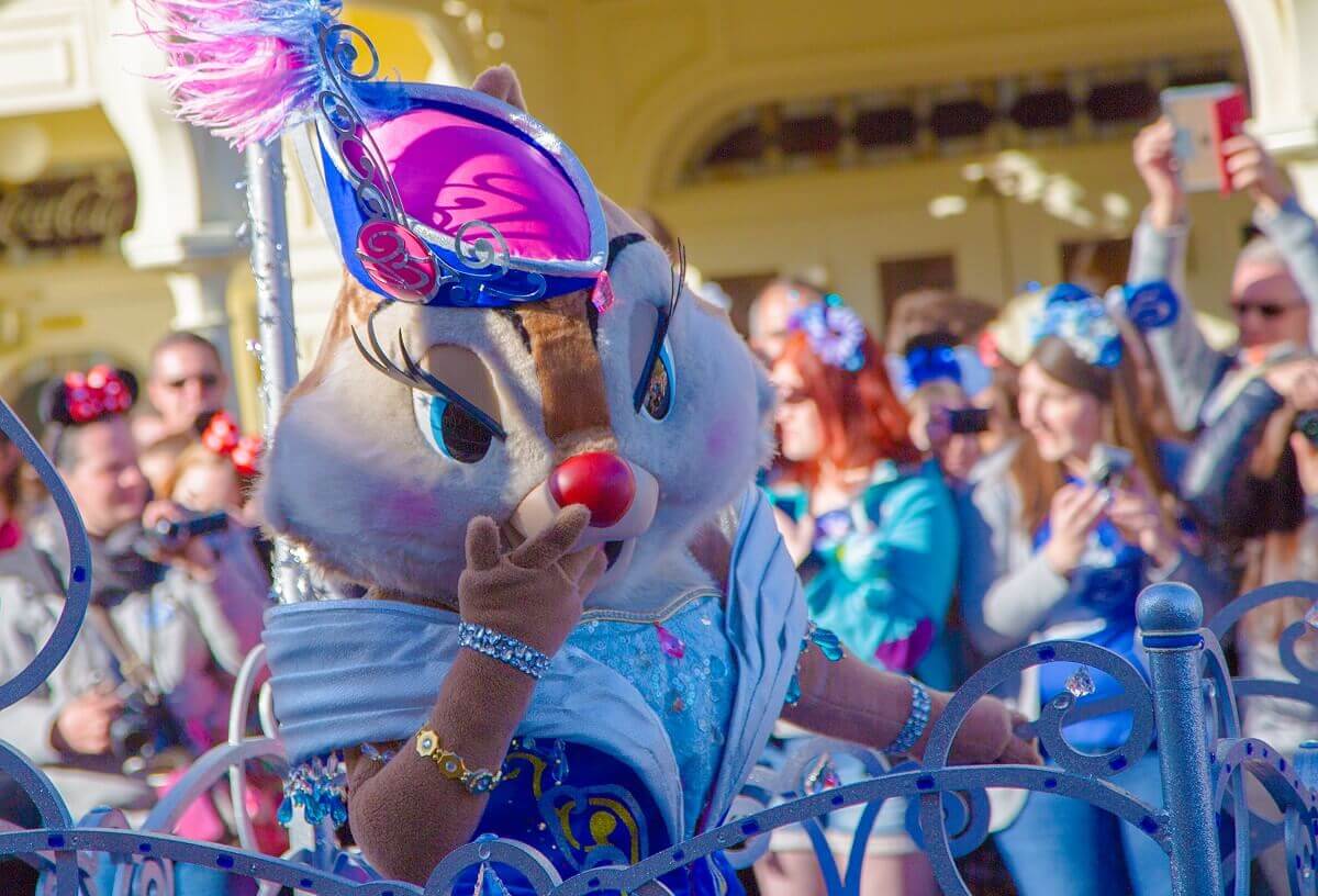 Das Backenhörnchen Clarice trägt ein blaues, prachtvolles Ballkleid und ein dunkelblau-pinkes Hütchen mit einer silbernen 25