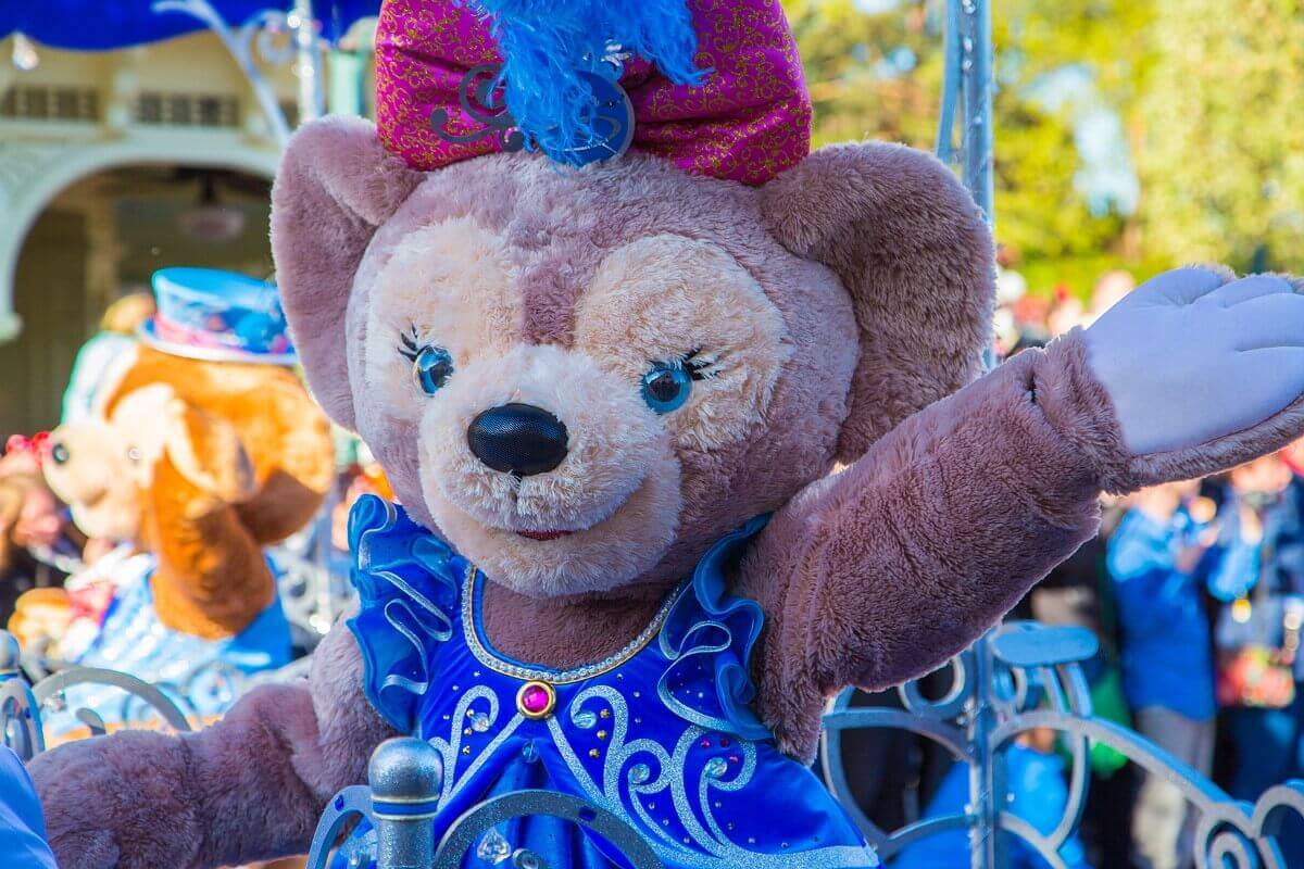 Shellie May winkt bei der show zum 25. Geburtstag von Disneyland Paris freundlich ins Publikum