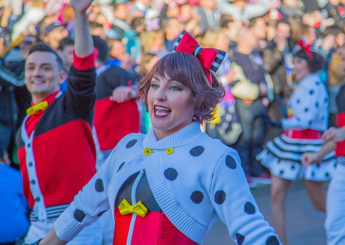 Großaufnahme einer Paradentänzerin in Disneyland Paris, die ein Kostüm trägt, dessen Farben an Mickey & Minnie Mouse erinnern