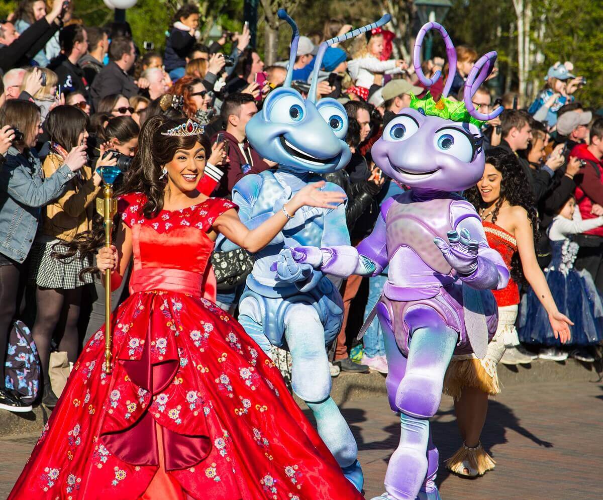 Prinzessin Elena von Avalor maschiert majestätisch über die Main Street, U.S.A. - ihr folgen die Grashüpfer Flik und Prinzessin Atta, dahinter Vaiana