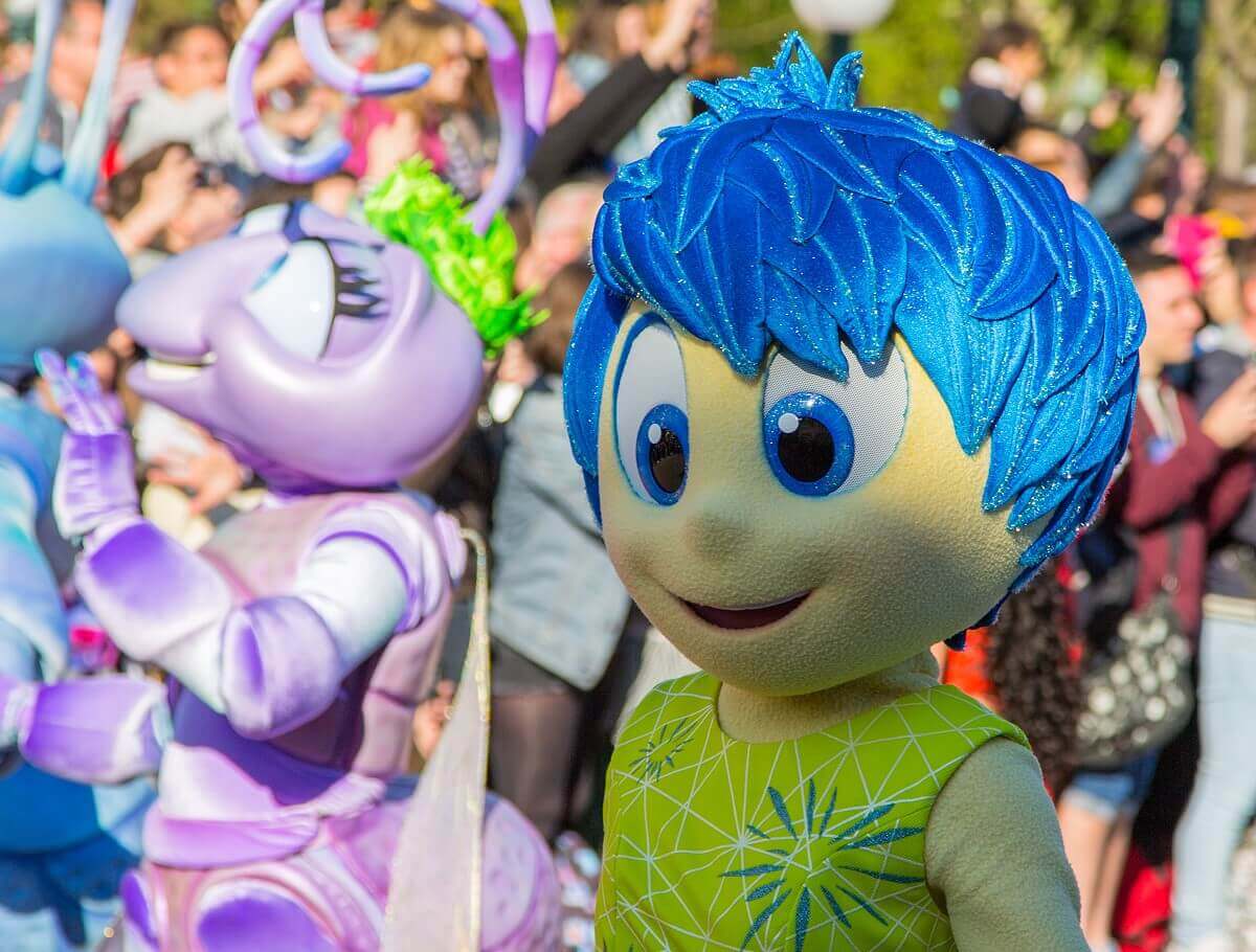 Nahaufnahme der Figur Freude / Joy aus dem Film Alles steht Kopf bei der Jubiläumsparade