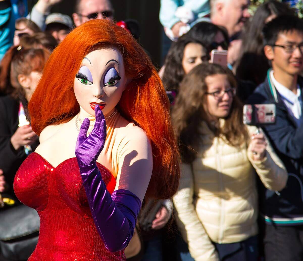 Jessica Rabbit winkt dem Publikum in Disneyland Paris zu