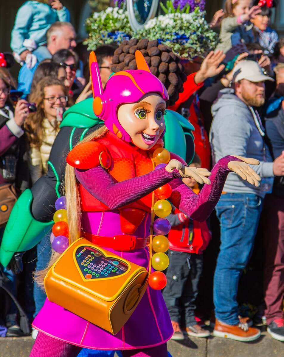Honey Lemon führt auf der Main Street, U.S.A. einen kleinen Tanz auf, während sie vom Publikum bewundert wird