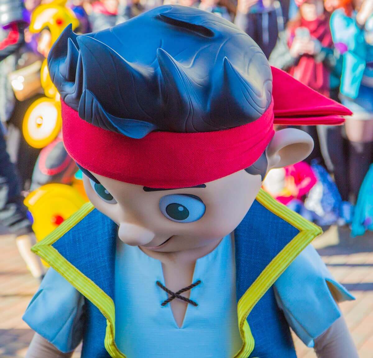 Nahaufnahme des kleinen Piraten Jake von Jake und den Nimmerland Piraten, der gerade den Kopf nach unten gerichtet hat