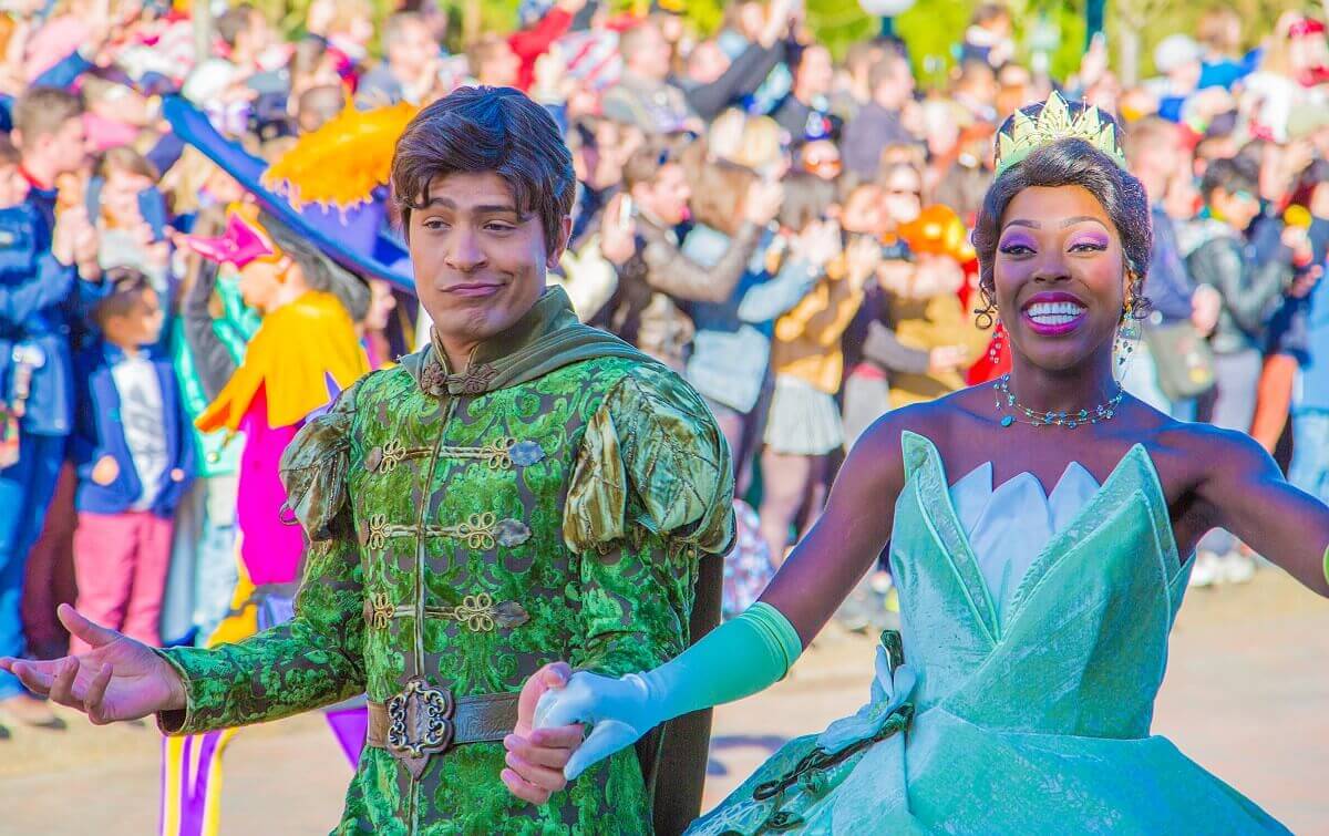Naveen & Tiana tanzen Hand in Hand über die Main Street - Anlass ist die große Show zum 25. Geburtstag von Disneyland Paris