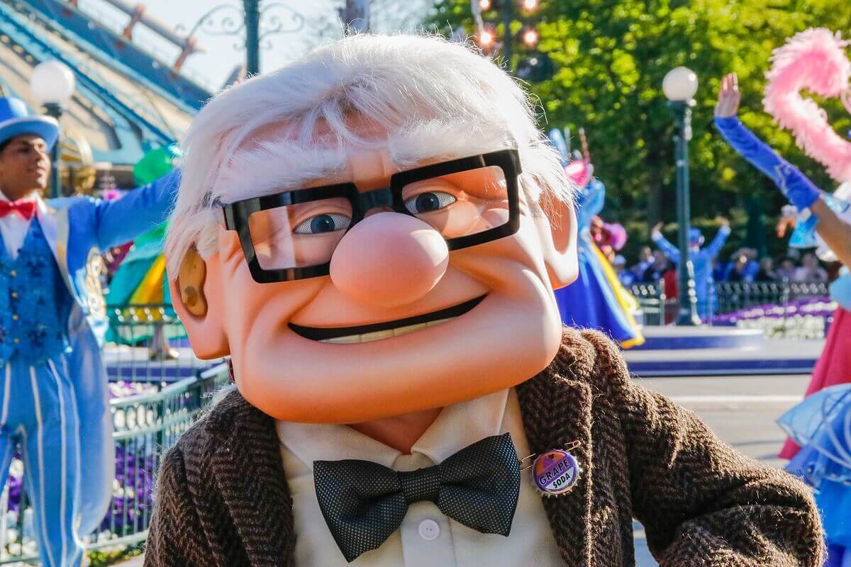 Portraitaufnahme von Carl aus dem Film Oben bei der Geburtstagsshow von Disneyland Paris am 12. April 2017
