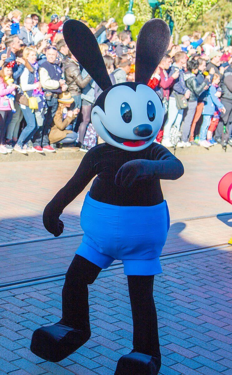 Oswald das glückliche Kaninchen marschiert schwungvoll bei der großen Parade zum 25. Geburtstag von Disneyland Paris mit