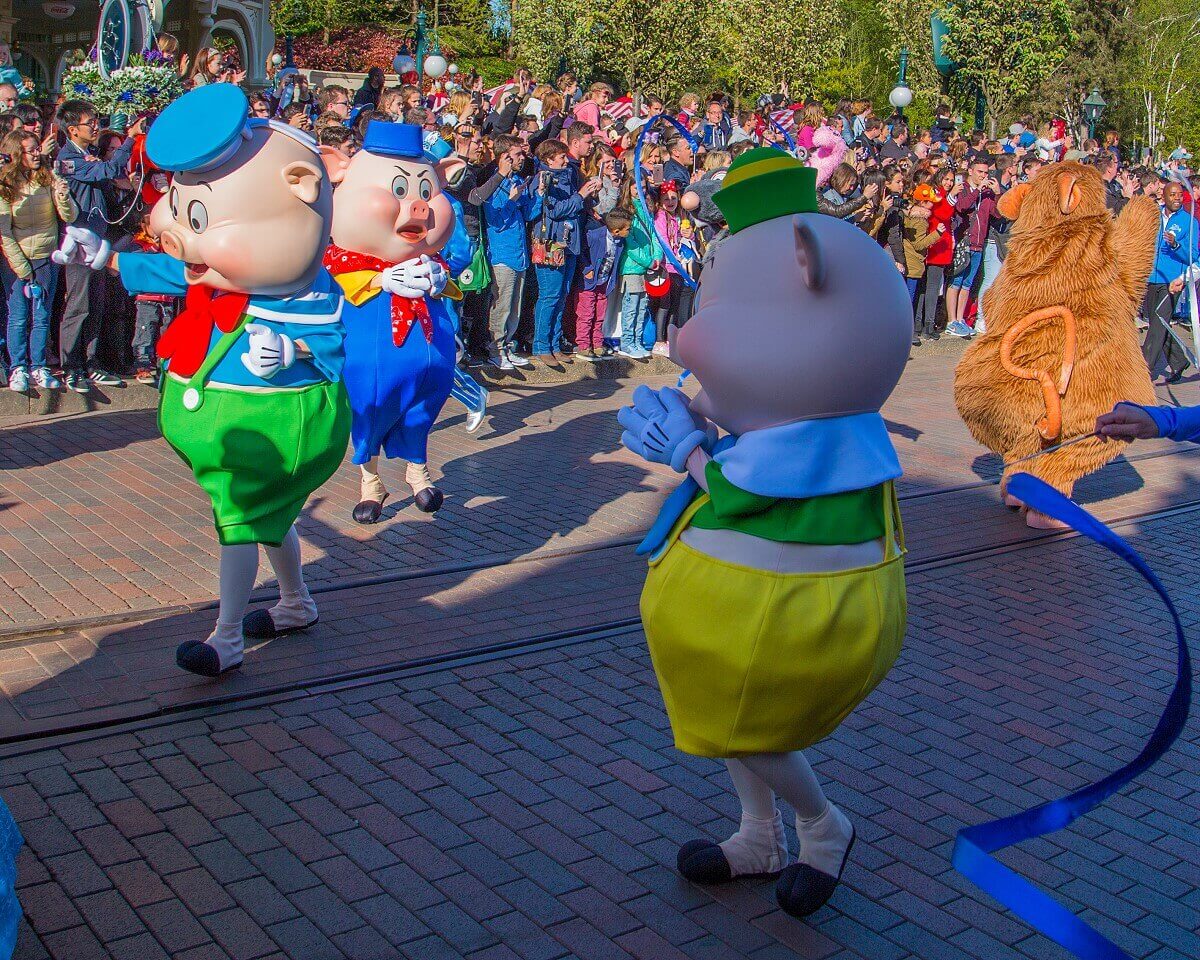 Disneys drei kleine Schweinchen tanzen gemeinsam über die Main Street U.S.A.