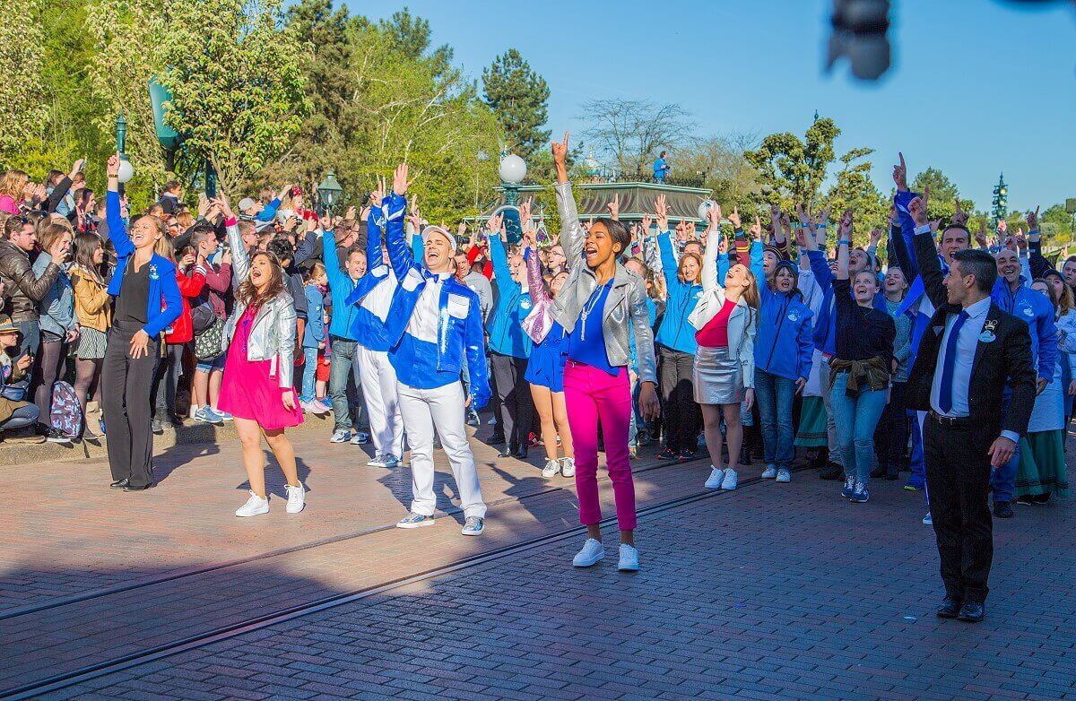 Die Disneyland Paris Ambassadeurs Laura Janice Gedigk und Michaël Giordano tanzen beim Cast Member Flashmob zum 25. Geburtstag mit