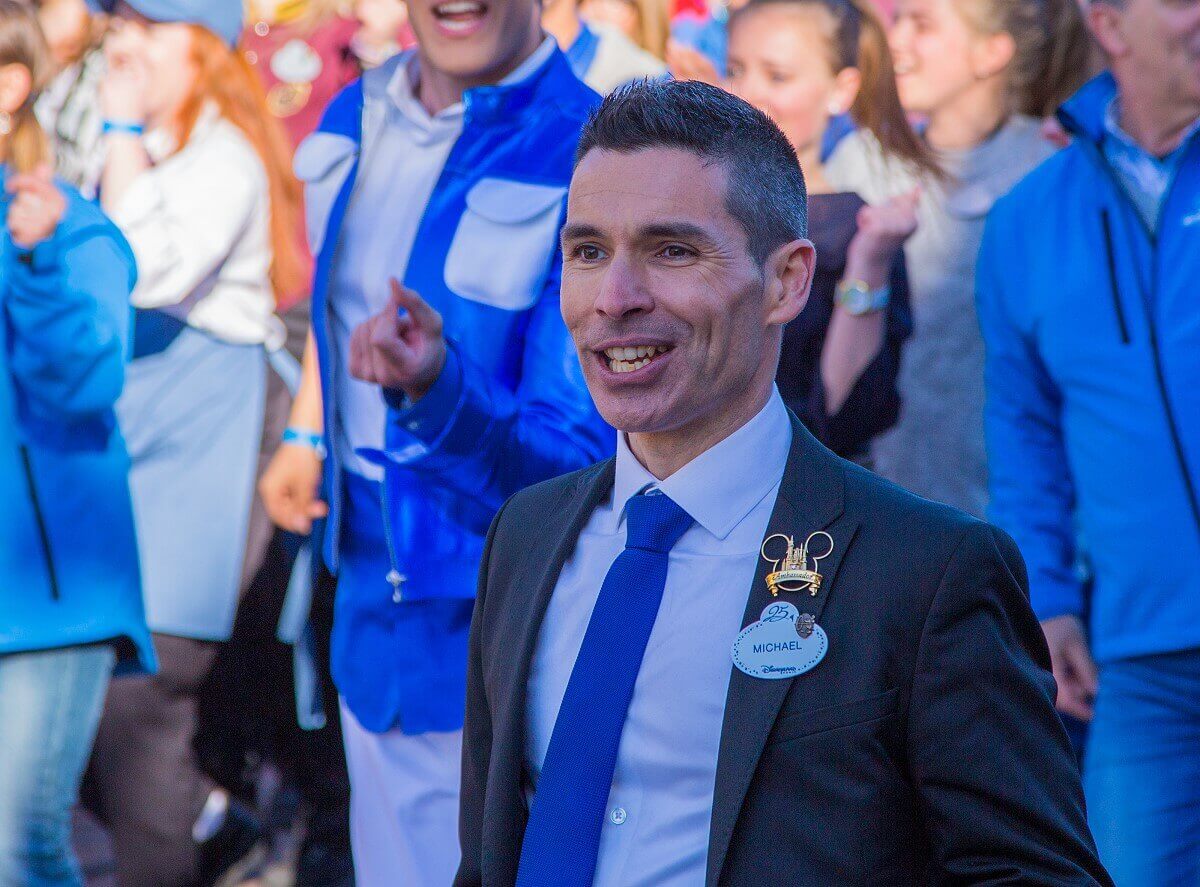 Portraitfoto von Disneyland Paris Amabassadeur Michaël Giordano im Anzug und blauer Krawatte