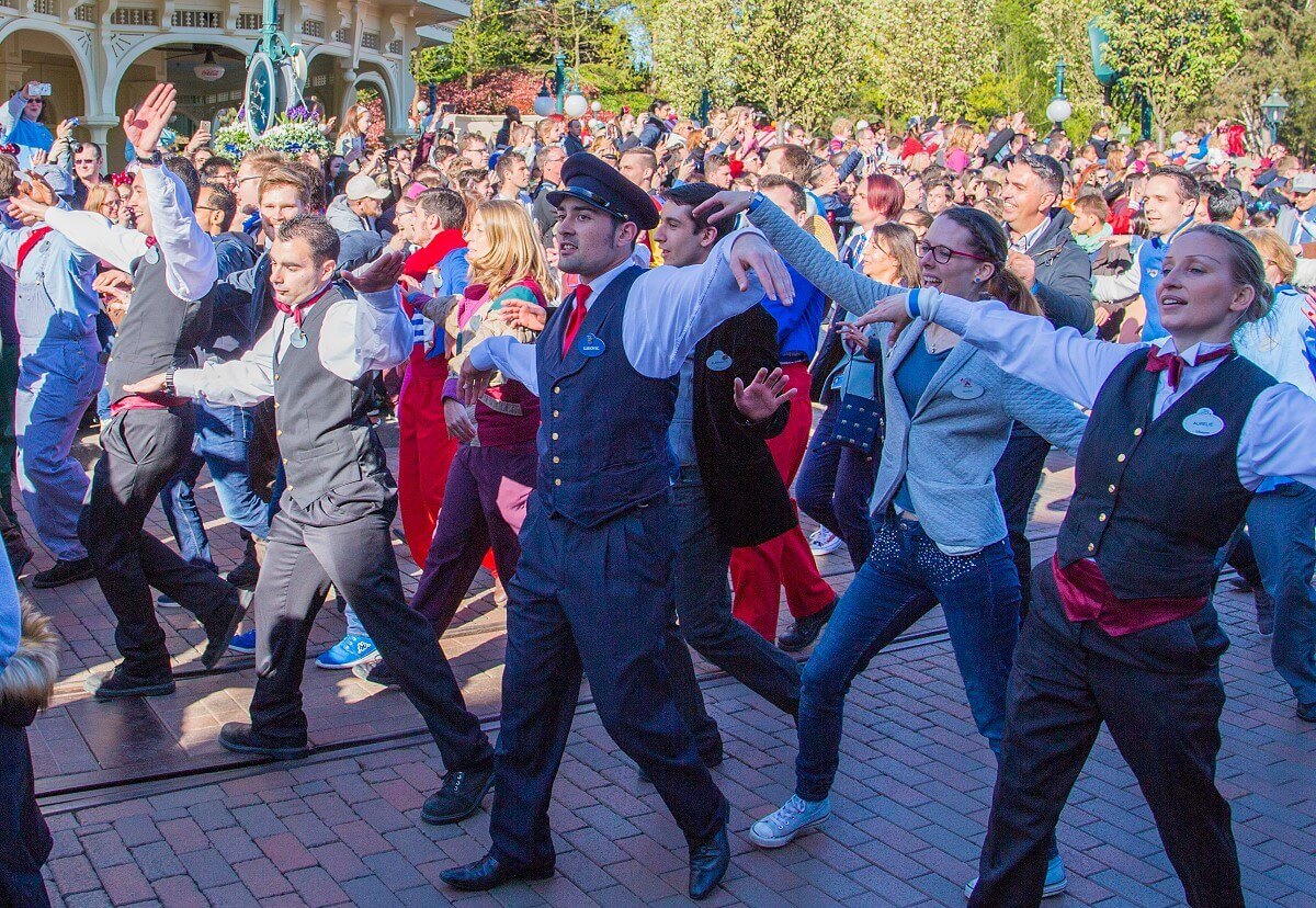 Cast Member von Disneyland Paris tanzen voller Begeisterung bei der großen Jubiläumsshow am 12. April 2017 mit
