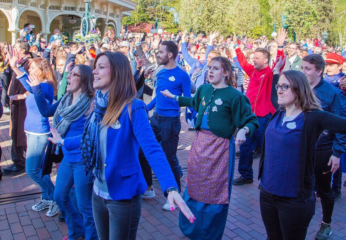 Tanz im Stil eines Flashmobs am Ende der großen Jubiläumsparade zum 25. Geburtstag von Disneyland Paris
