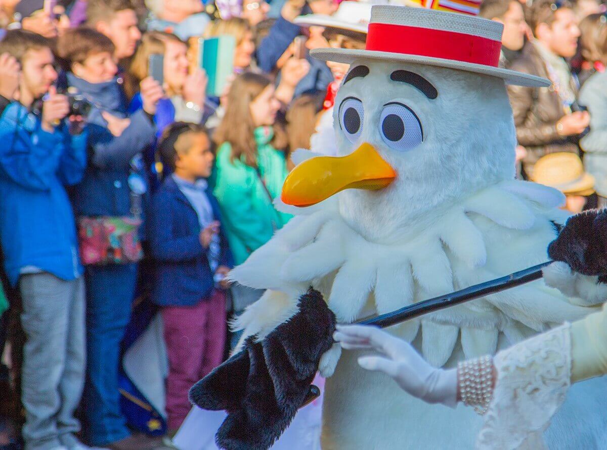 Nahuafnahme einer der Möwen aus dem Film Frozen auf der Paradenstrecke in Disneyland Paris