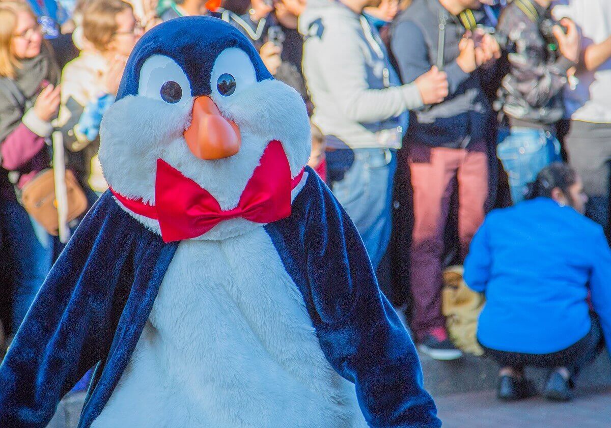 Ein Pinguin mit großer roter Fliege um den Hals bei der Geburtstagsshow von Disneyland Paris