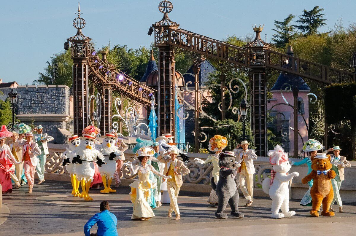 Auftaktshow am 12. April 2017 zum 25. Geburtstag von Disneyland Paris: die Aristocats, Olaf und die Möwen sowie zahlreiche Tänzer im Mary-Poppins-Look auf der Brücke vor dem Schloss