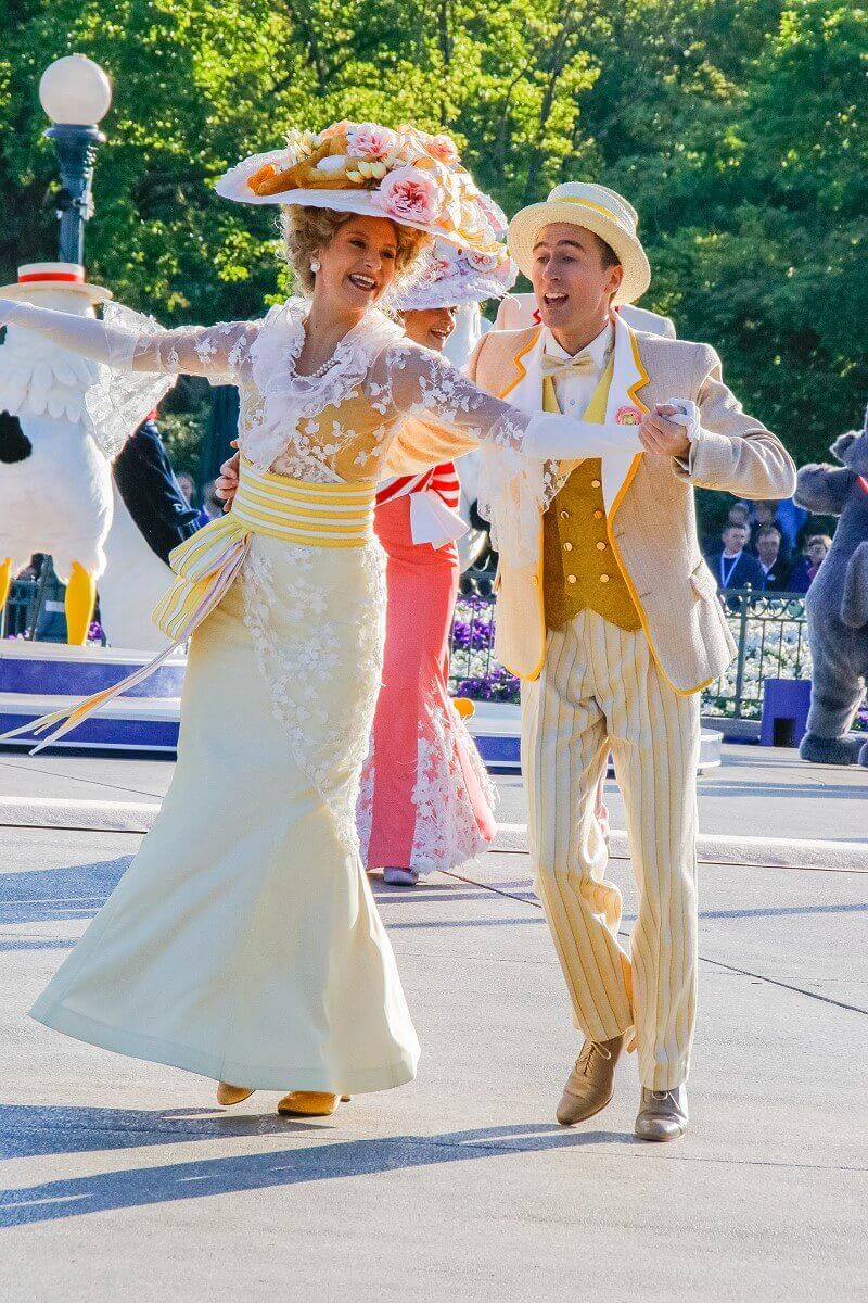 Zwei Tänzer bei der Geburtstagsshow von Disneyland Paris - sie tragen Kostüme, die an Mary Poppins erinnern