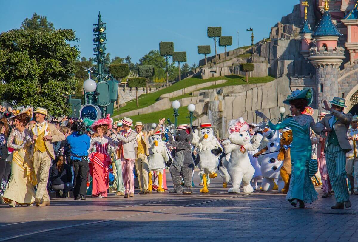 Die Aristocats, Olaf, einige Möwen und Tänzer im Mary Poppins-Look maschieren über die Main Street, U.S.A.