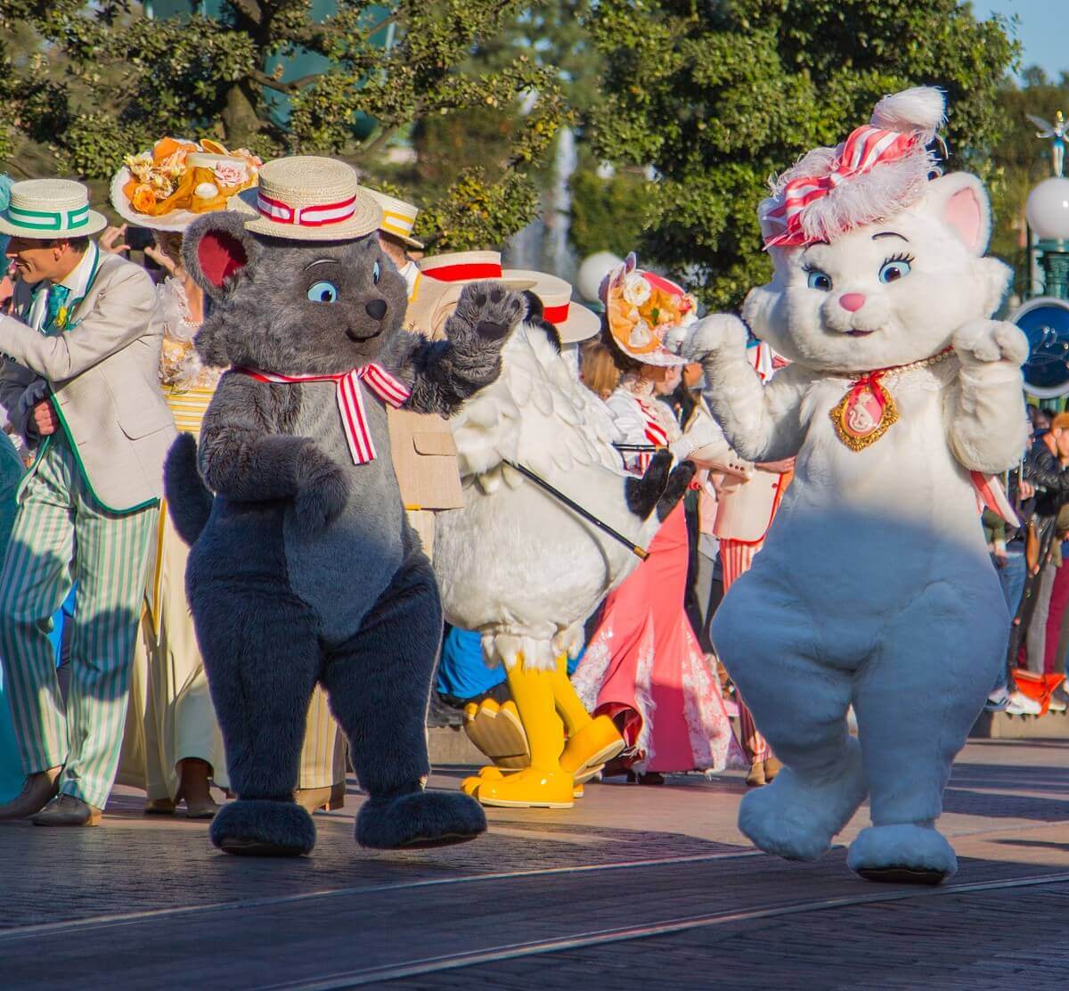 Die beiden Katzen Berlioz und Marie marschieren bei der Geburtstagsshow am 12. April 2017 über die Main Street, U.S.A.