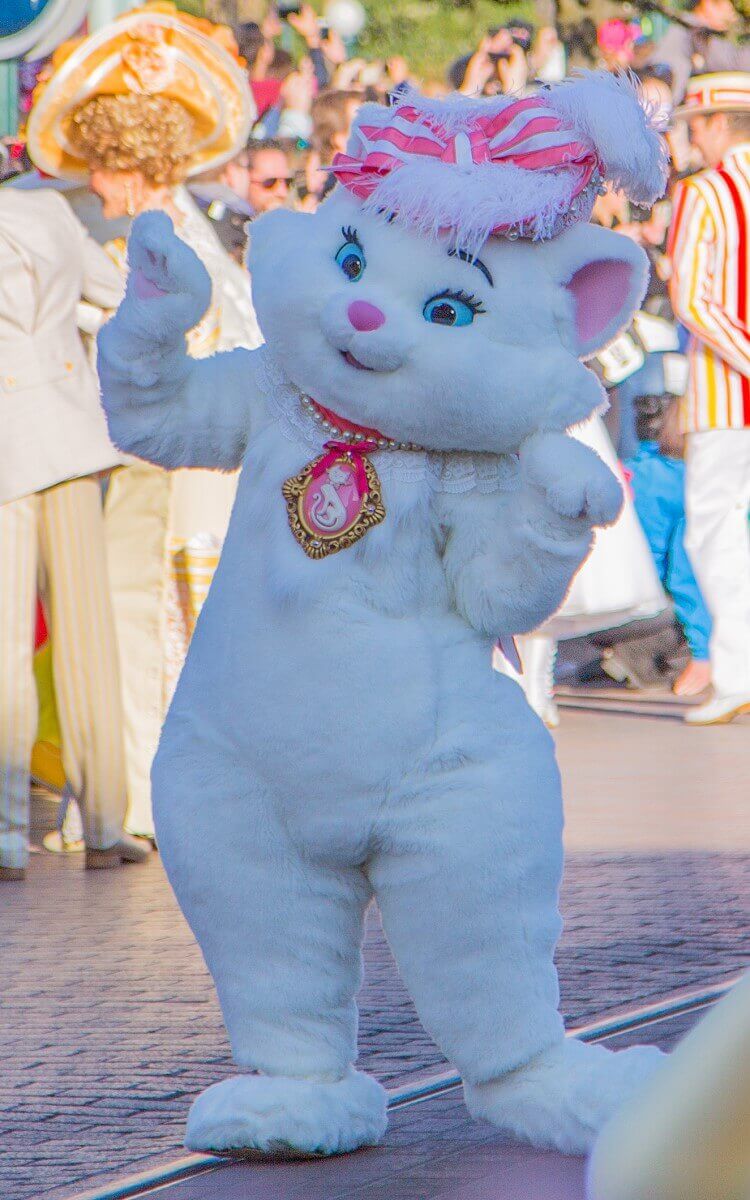 Aristocat Katze Marie auf der Main Street, U.S.A. - sie trägt einen rosafarbenen Hut, der mit Federn und Perlen besetzt ist und um den Hals ein großes Medaillon mit einer Katze
