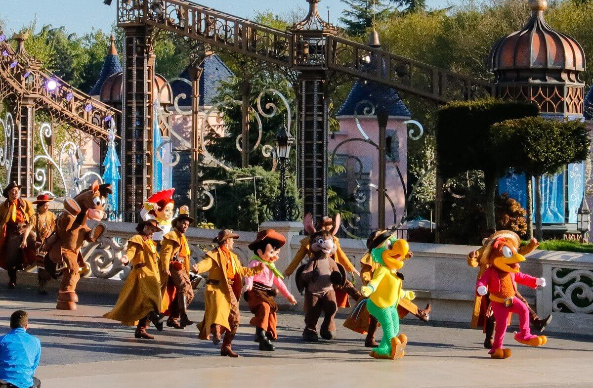 José Carioca, Panchito und viele weitere Cowboy-Figuren aus dem Disney Universum auf der Brücke vor dem Dornröschenschloss