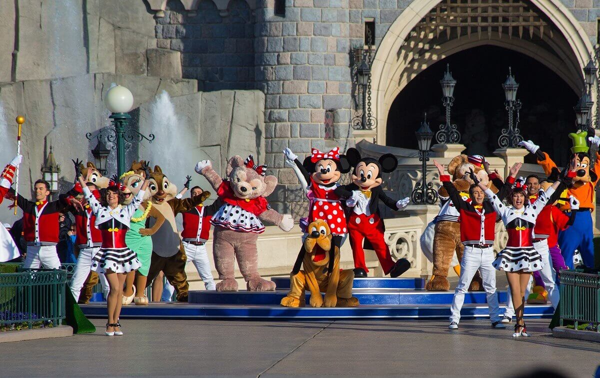 Mickey Mouse und seine Freunde haben sich am 12. April 2017 auf einer kleinen Bühne versammelt, um den 25. Geburtstag von Disneyland Paris zu feiern
